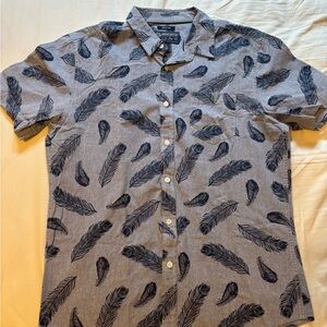 🚨2 for $12🚨Men's Feather Print Blue Shirt